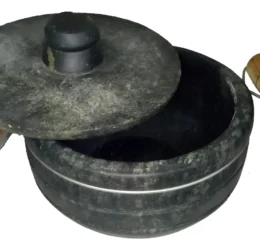 Panela De Pedra Sabão 1 Litros Com Alça De Madeira Linda Cor Cinza – Sem Cura